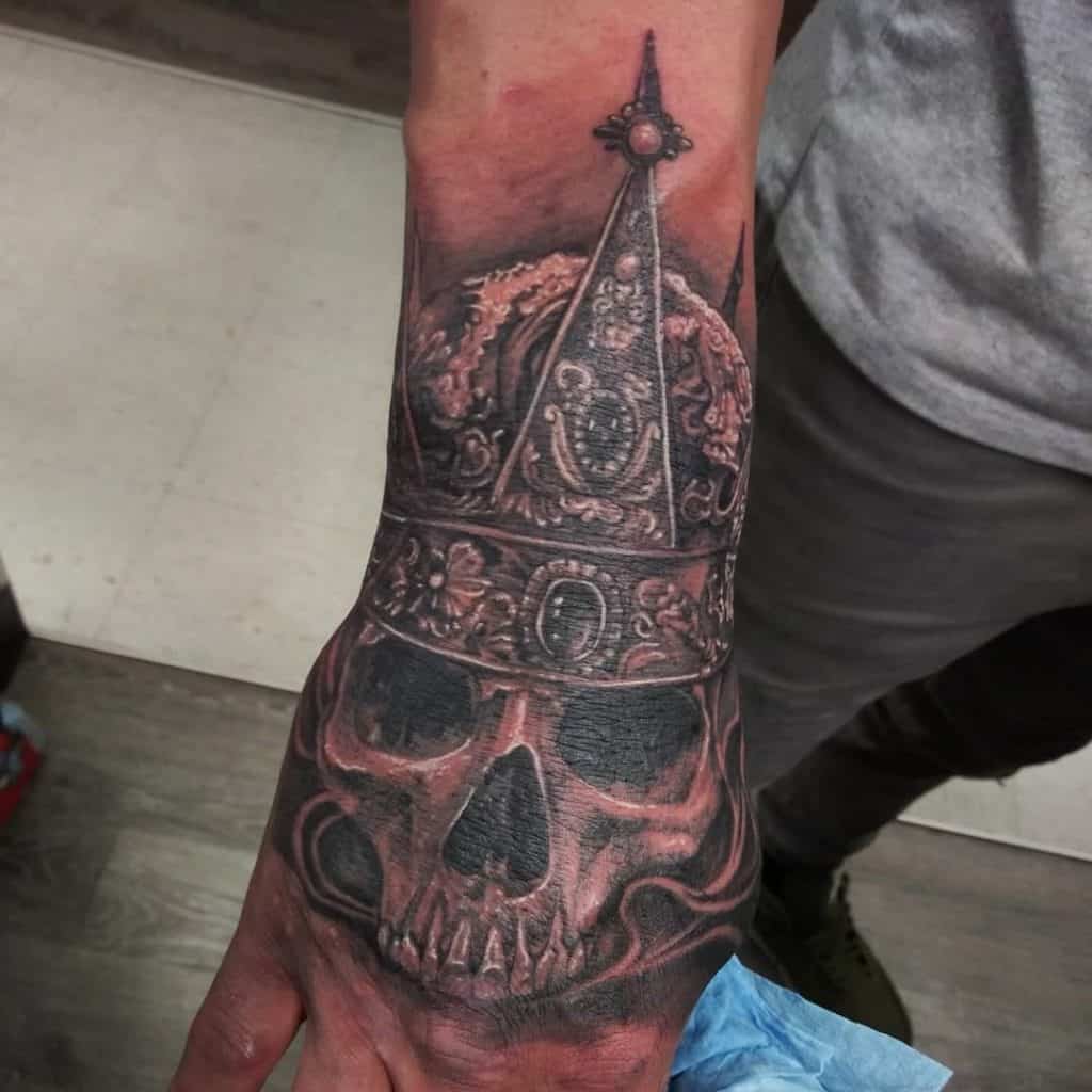 Karūnos ir kaukolės tatuiruotė ant rankų