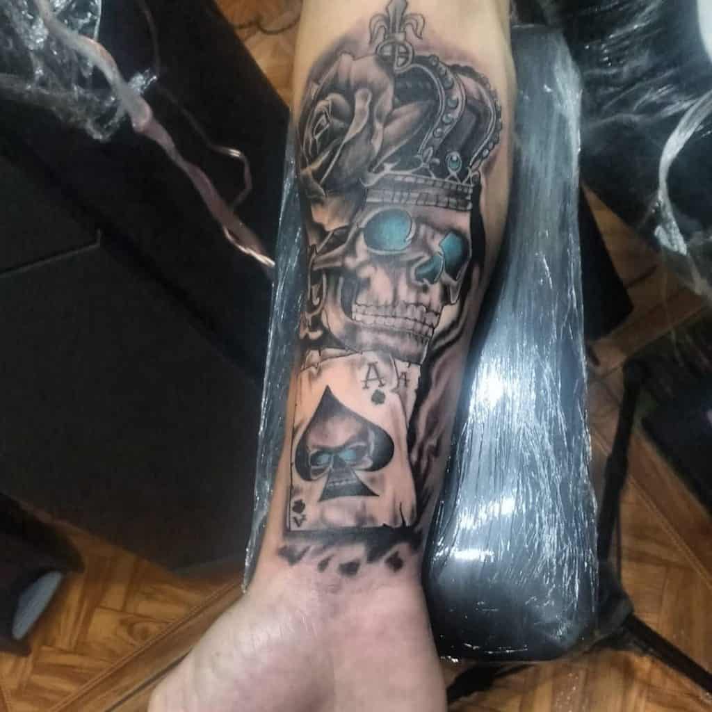 Baisi karūnos ir kaukolės tatuiruotė