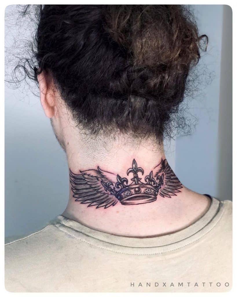 Karūnos ir sparnų tatuiruotės dizainas