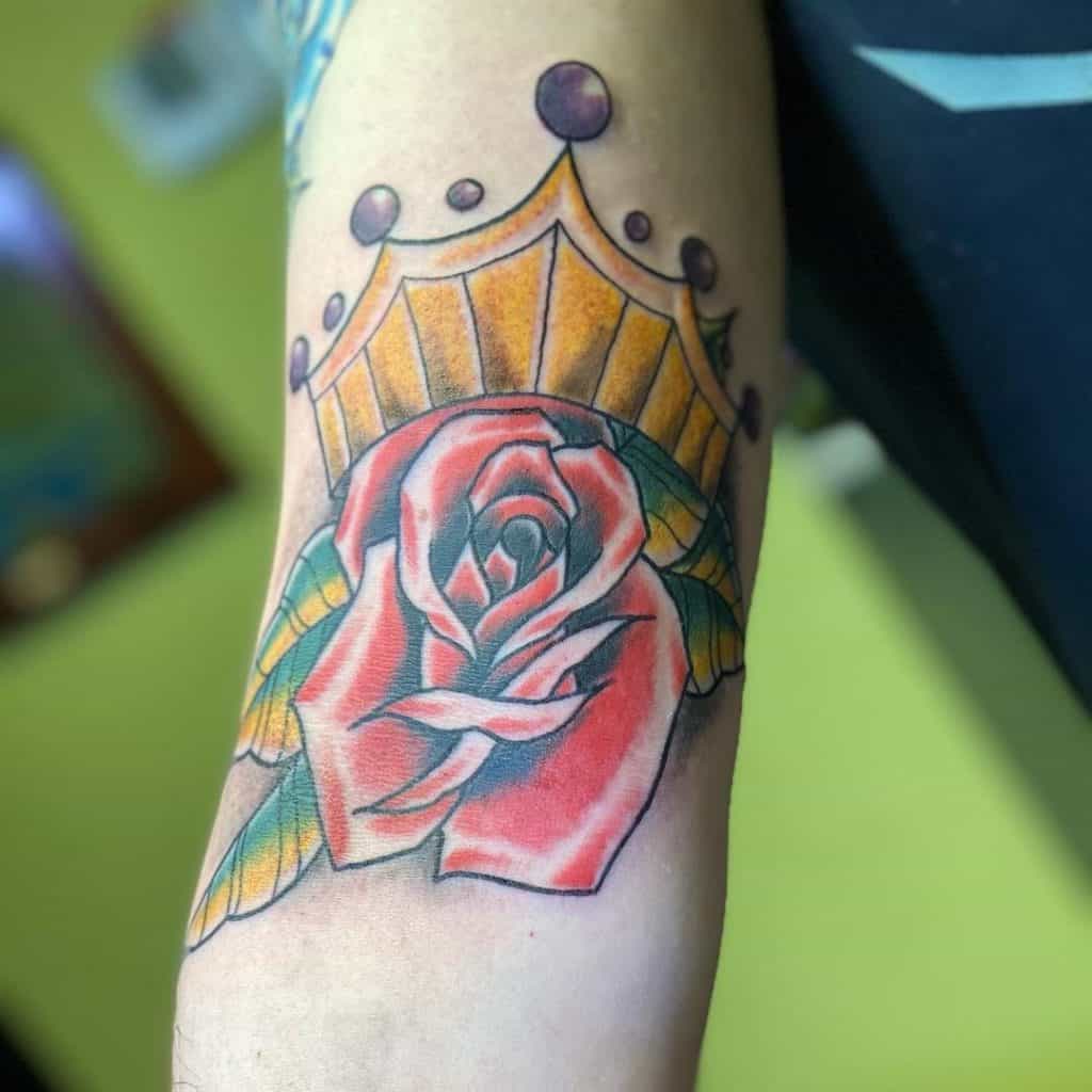 Karūnos ir gėlių tatuiruotės dizainas