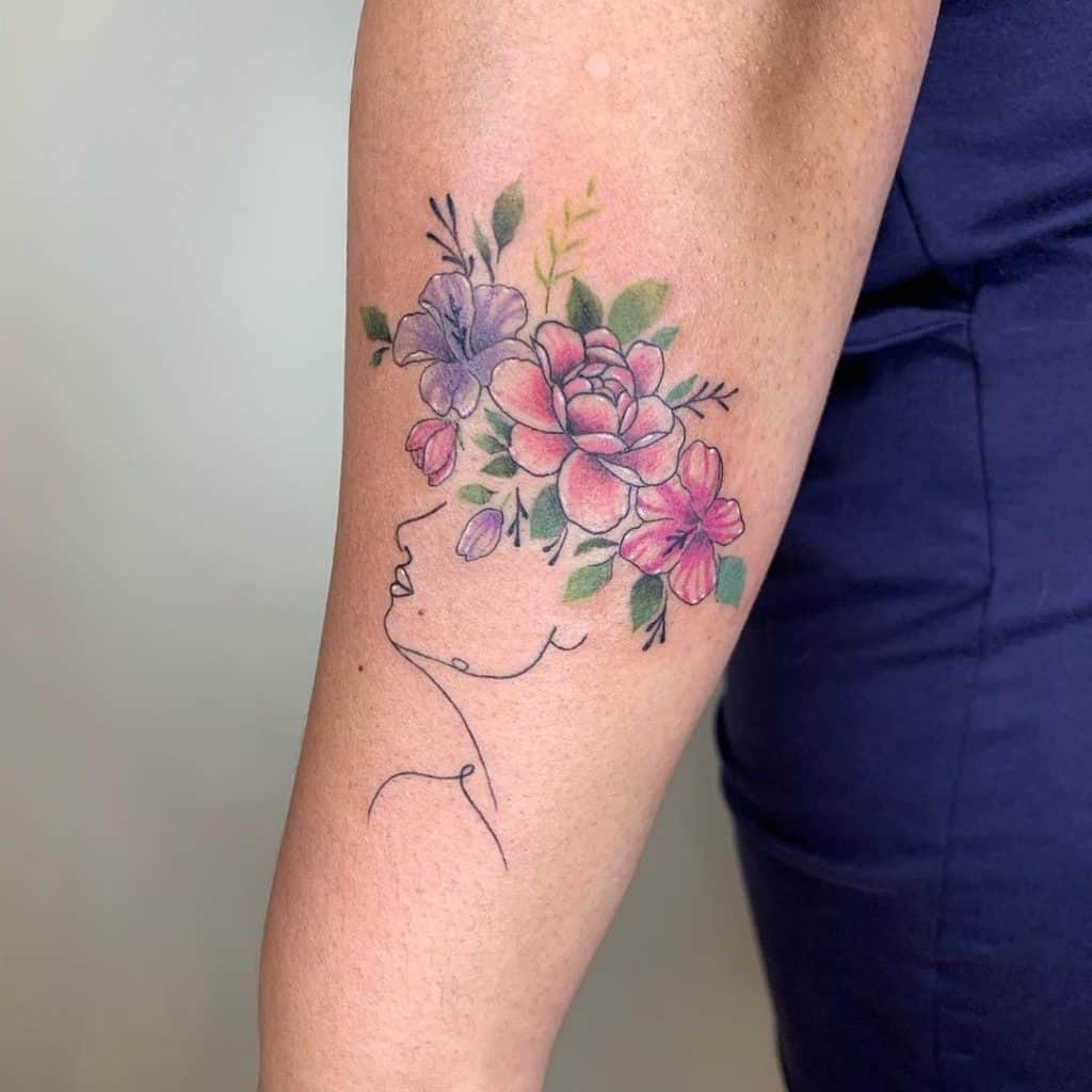 Karūnos ir gėlių tatuiruotė ant rankos