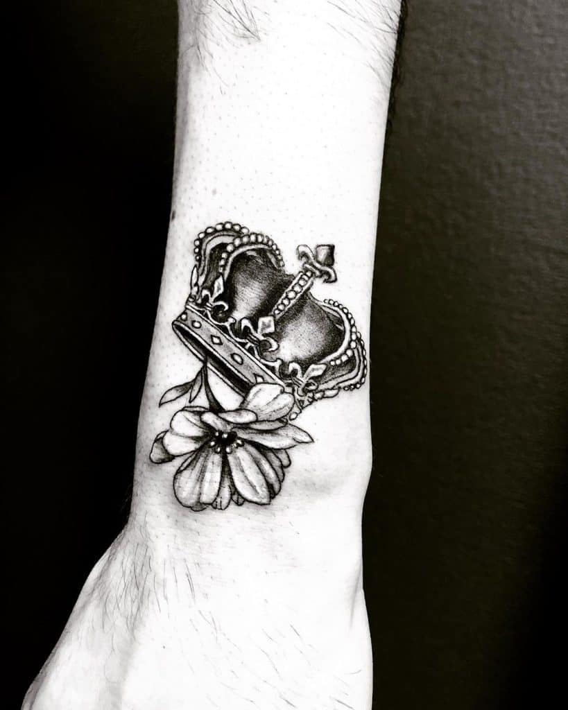 Juodos karūnos ir gėlių tatuiruotė