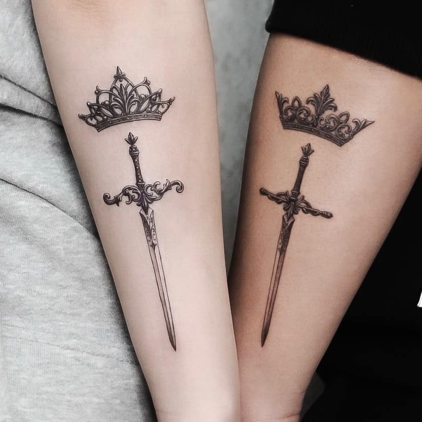 Karūnos ir kardo tatuiruotės dizainas
