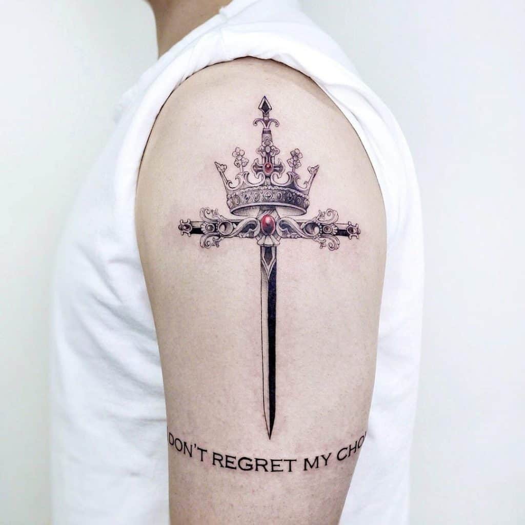 Karūnos ir kardo tatuiruotė ant peties