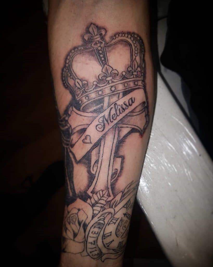 Karūnos ir kryžiaus tatuiruotės dizainas