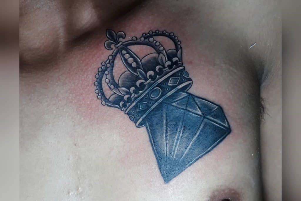 Karūnos brangakmenio tatuiruotė ant krūtinės
