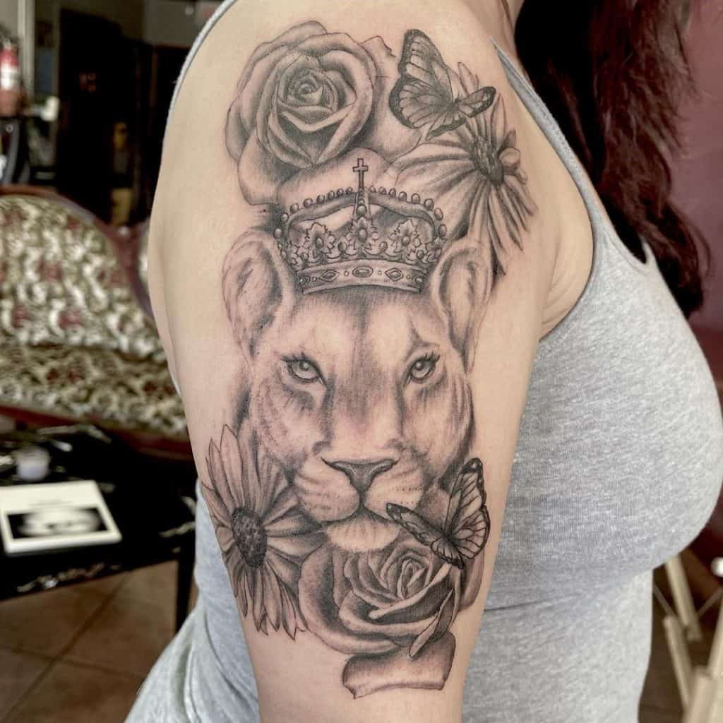 Liūto karaliaus tatuiruotė ant peties