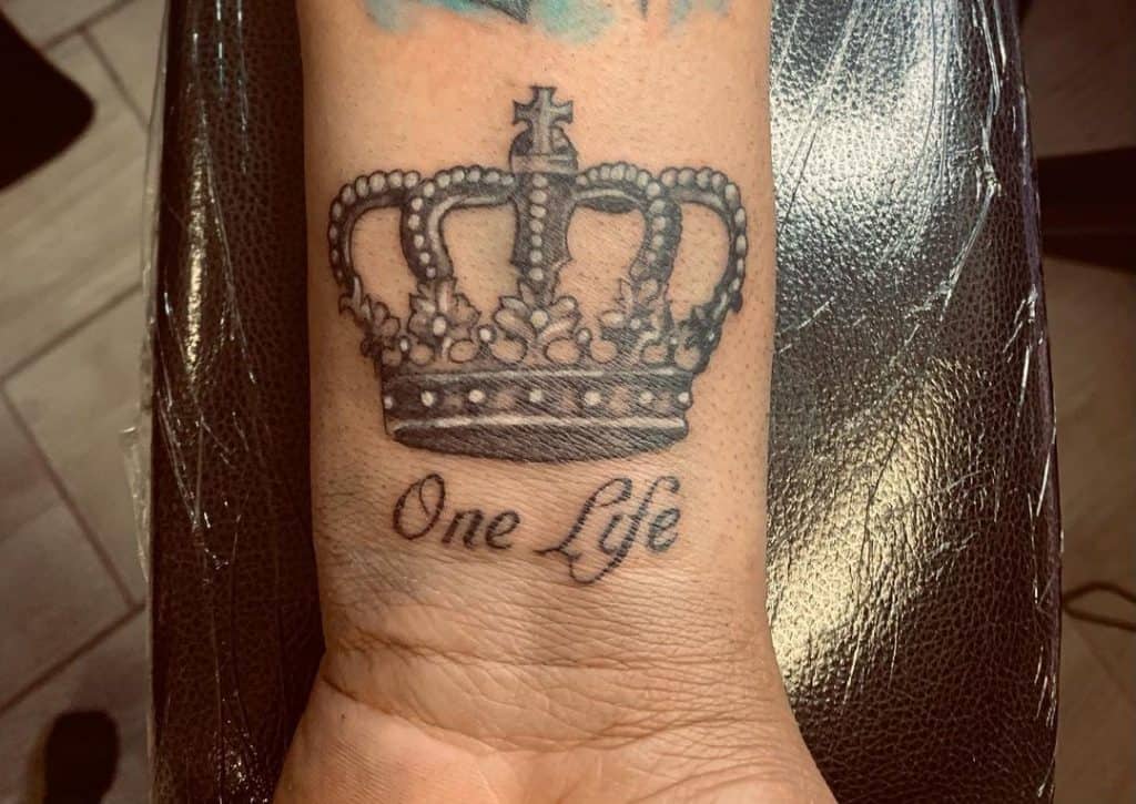 Karūnos brangakmenio tatuiruotė ant rankos