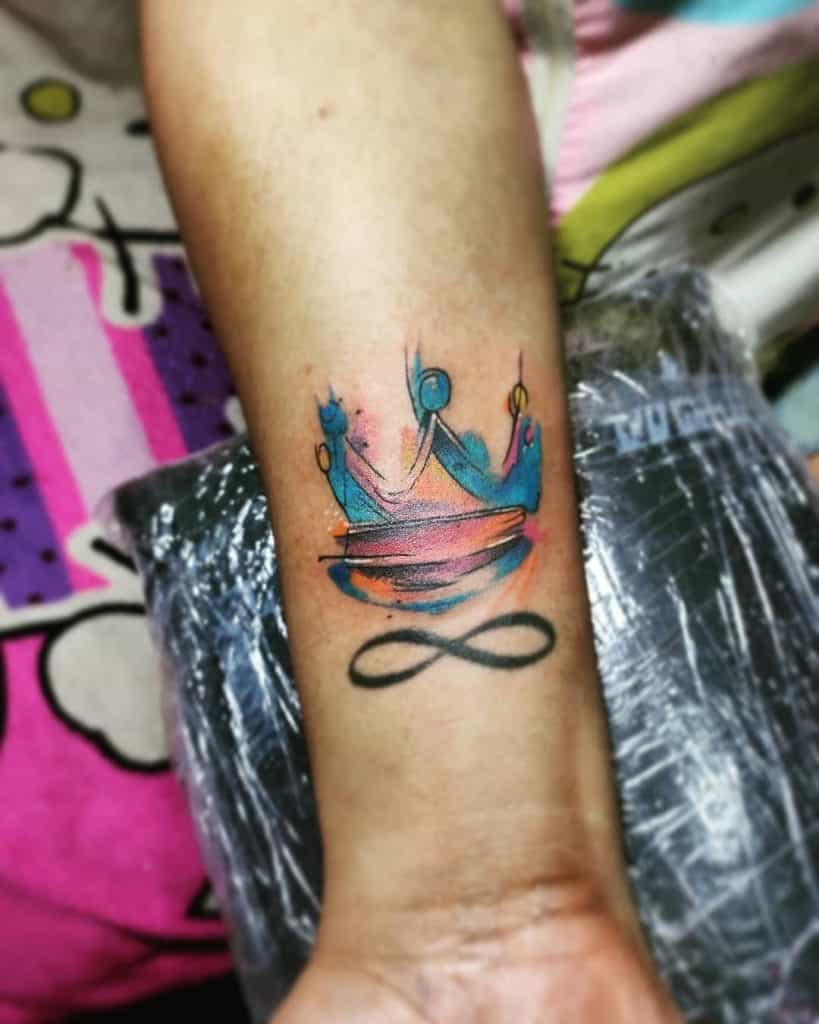 Abstraktus karūnos tatuiruotės dizainas