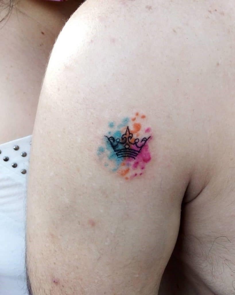 Abstrakti mažos karūnos tatuiruotė