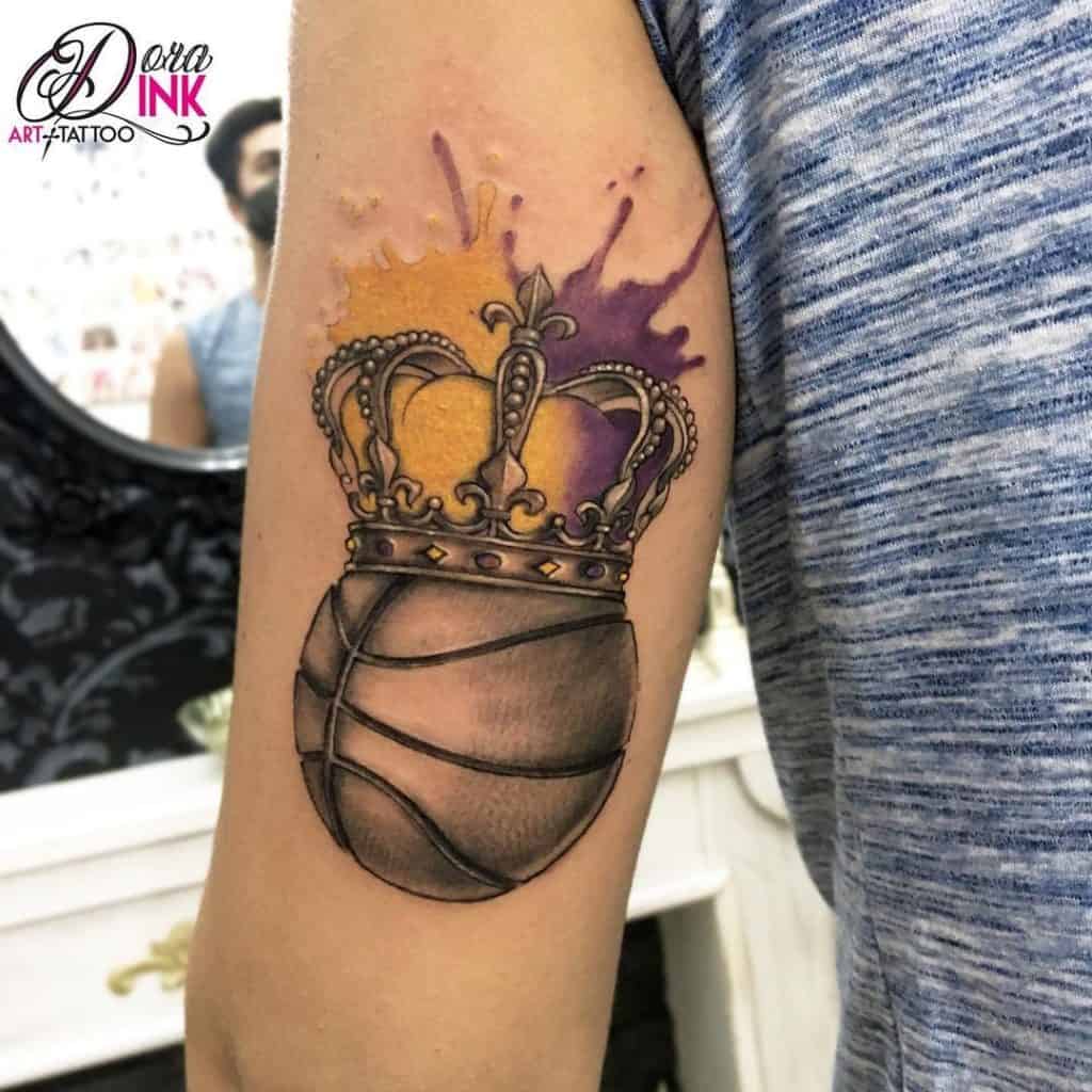 Abstrakti karūnos ir rutulio tatuiruotė