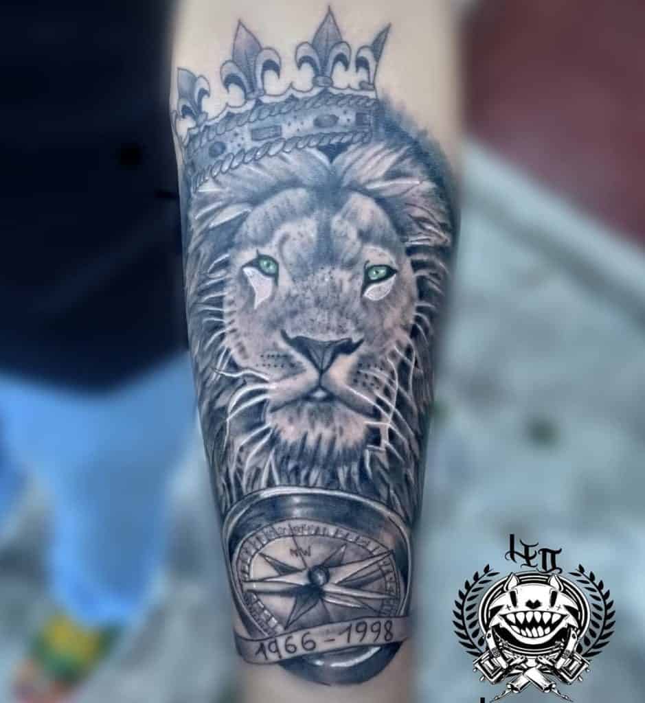 Liūto galva su karūnos tatuiruote