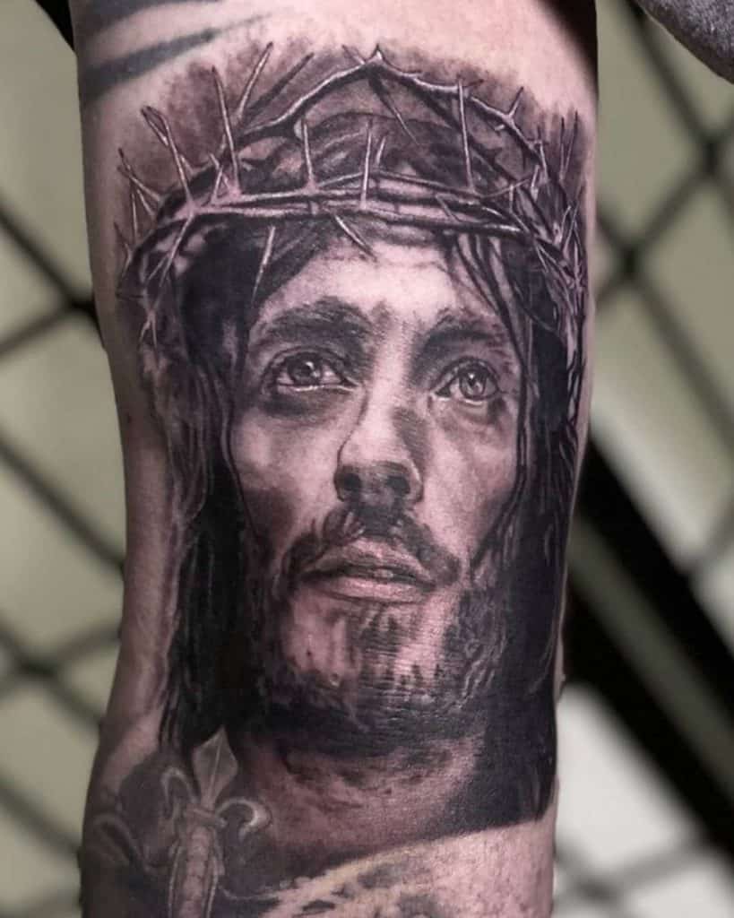 Vyro galva su erškėčių karūnos tatuiruote