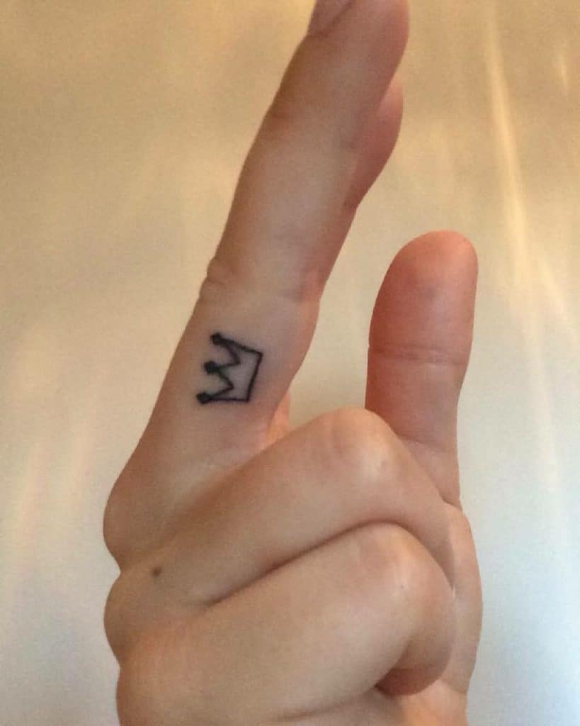 Karūnos tatuiruotė ant piršto