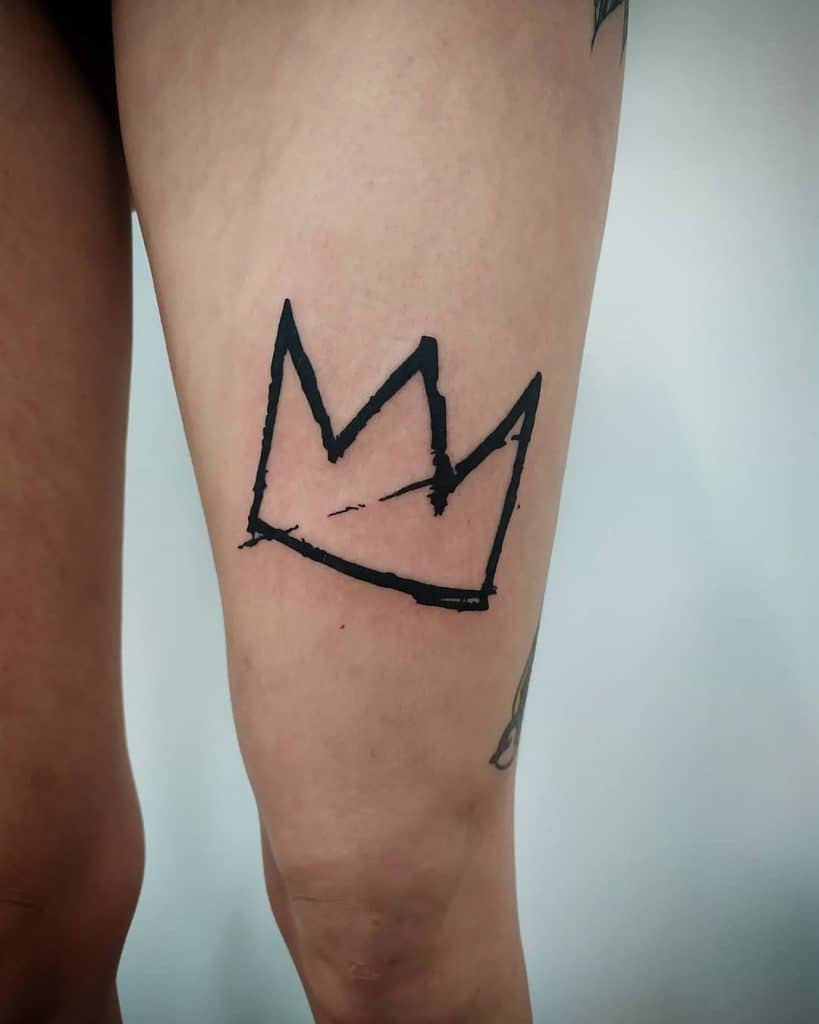 Karūnos tatuiruotė ant šlaunies