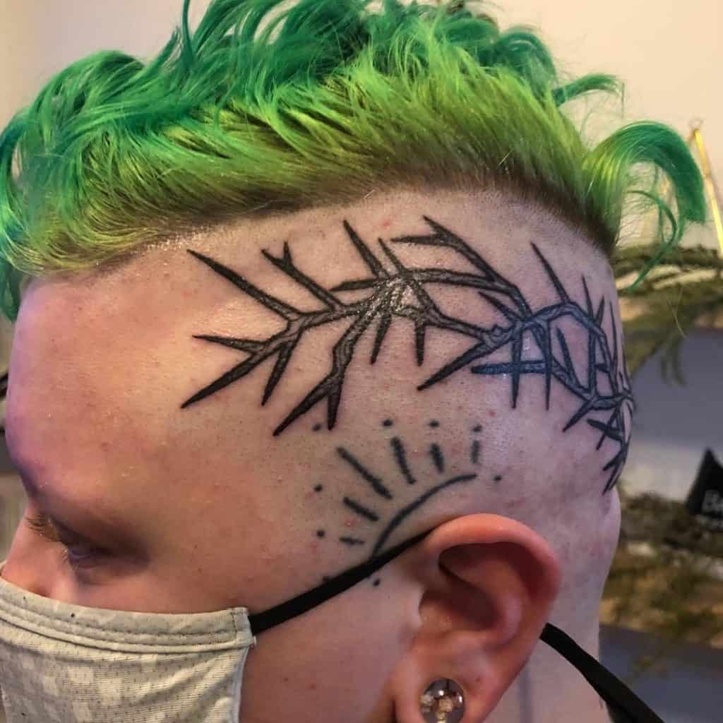 Erškėčių karūnos tatuiruotė ant galvos