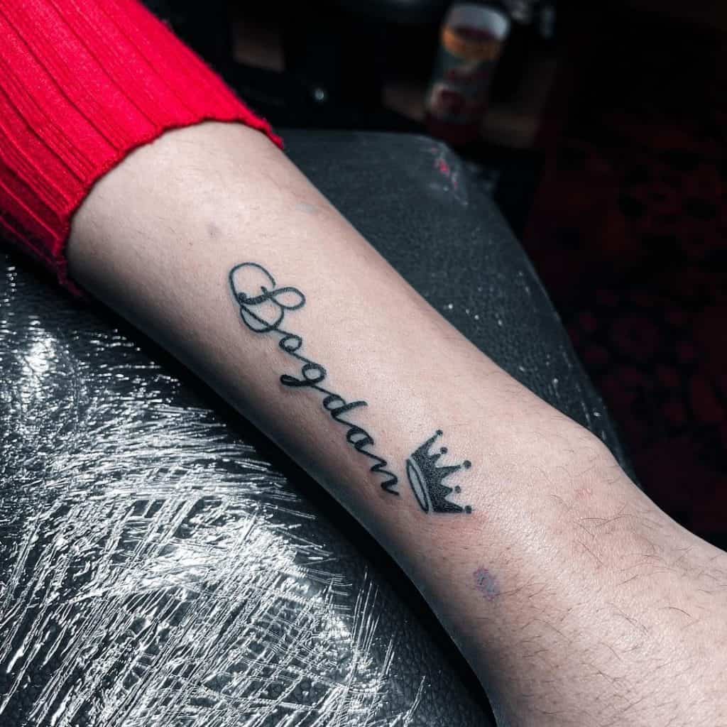 Žodžiai su karūnos tatuiruote ant rankų