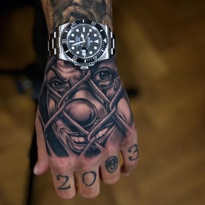 Tatuagem de Giove #Giove #giovecsttattoos #clowntattoos #clown #funnytattoo #funny #humor #lol #joker #blackandgrey #chicano #payaso #handtattoo #hand