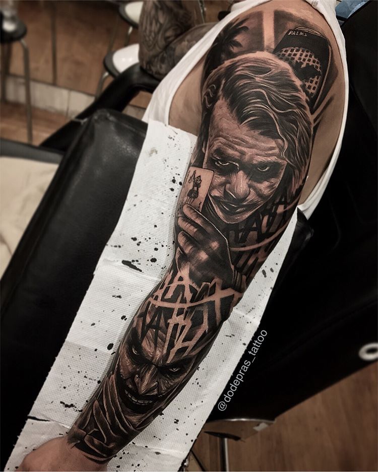 dodepras_tattoo no Instagram: “JOKER. Feito hoje fiz 7 horas para essa manga mas sem bíceps ��➡️➡️➡️ ”| Tatuagens de manga de crânio, tatuagem de Joker, homens de manga de tatuagem