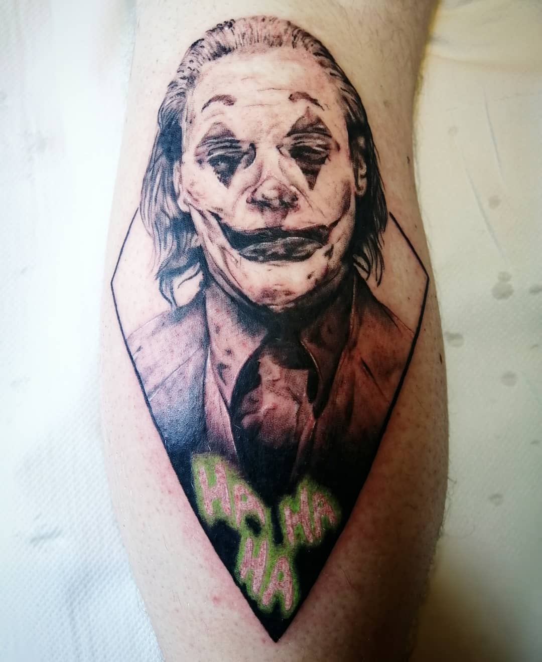 tatuagem azul, tatuagem de bezerro, tatuagem de personagem, tatuagem colorida, tatuagem verde, tatuagem de curinga, tatuagem de penumbraa, tatuagem vermelha