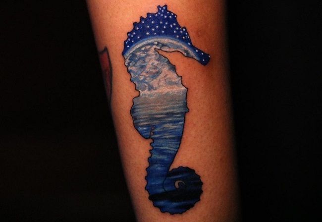 月-海のテーマタツノオトシゴのタトゥー