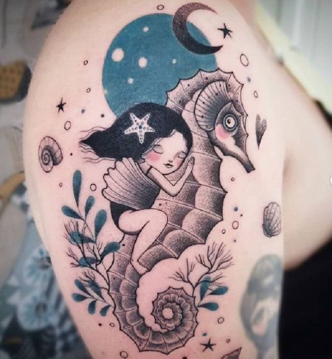 「タツノオトシゴの上で眠っている少女」のタトゥー