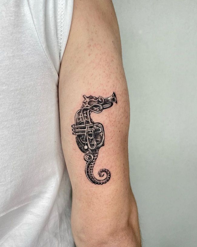 「タツノオトシゴ吹くトランペット」タトゥー