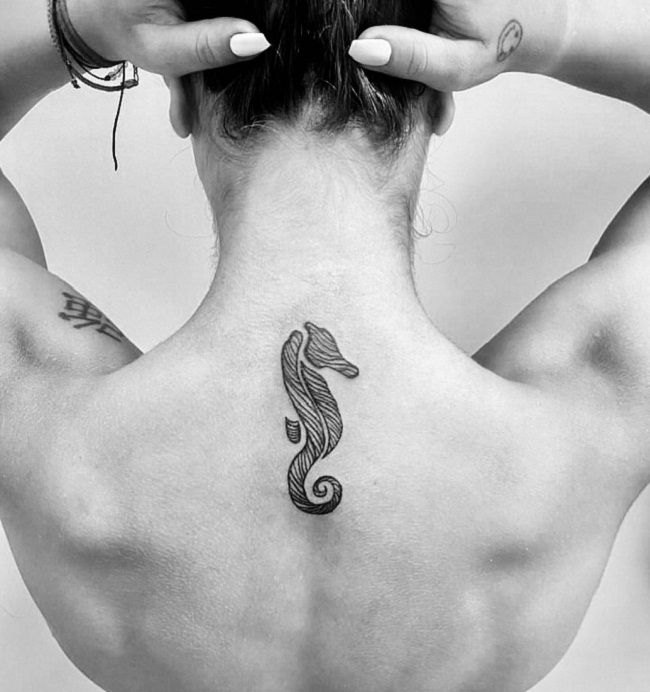 ラインアートタツノオトシゴのタトゥー