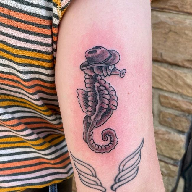 「帽子をかぶったタツノオトシゴ」のタトゥー