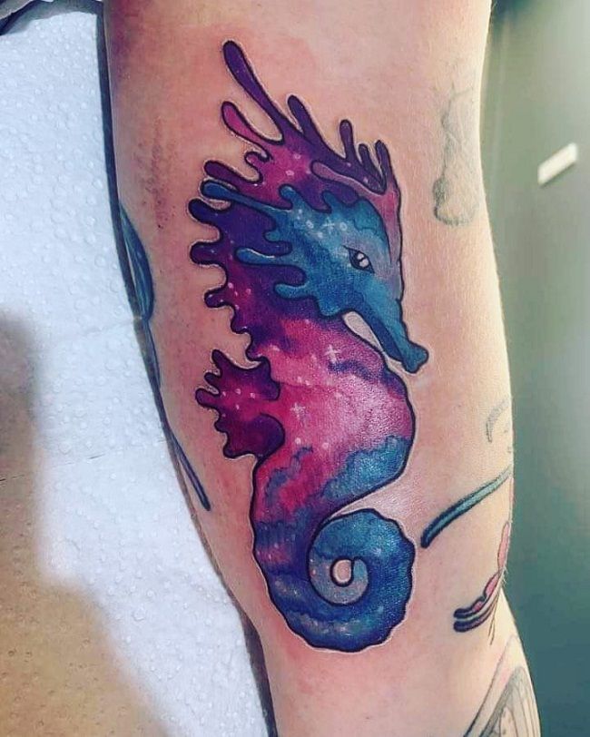 宇宙のタツノオトシゴのタトゥー