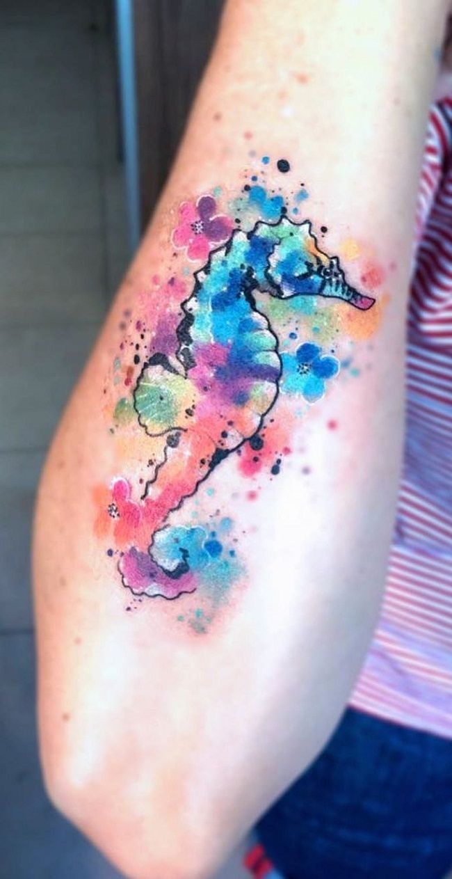 水彩タツノオトシゴのタトゥー