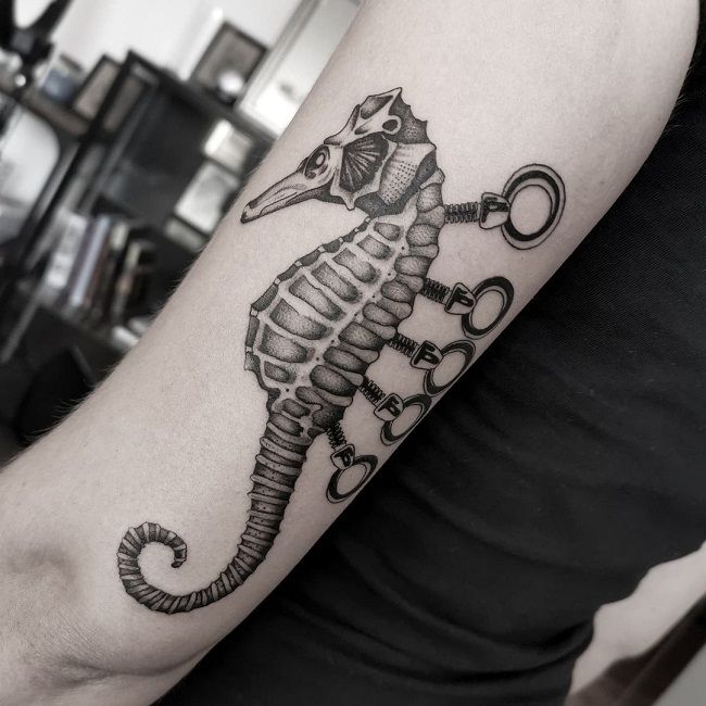 「ネジ付きタツノオトシゴ」のタトゥー