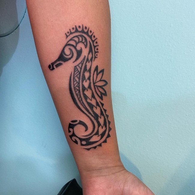 部族(ポリネシア)タツノオトシゴのタトゥー
