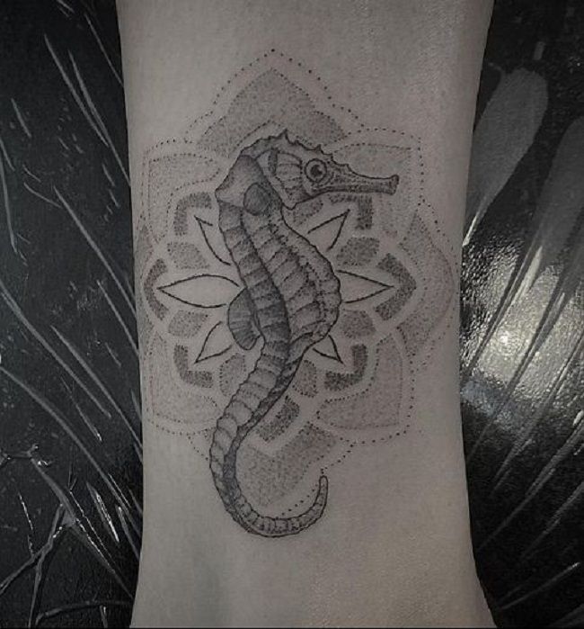 ドットワークタツノオトシゴのタトゥー