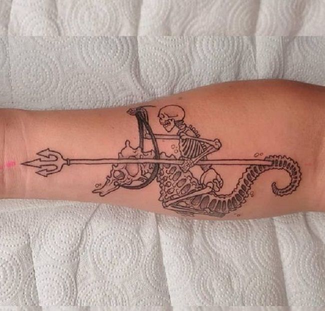 「タツノオトシゴの上に座っているスケルトン」タトゥー