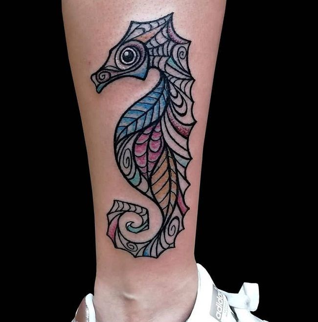 パターン化されたスタイルのタツノオトシゴのタトゥー