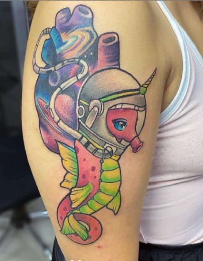 「宇宙服を着たタツノオトシゴ」のタトゥー