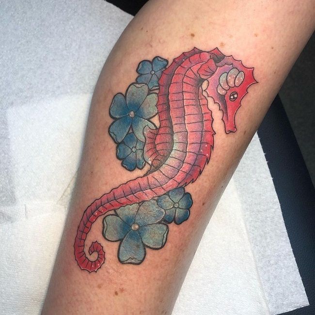 「花とタツノオトシゴ」のタトゥー