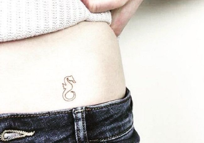 小さなタツノオトシゴのタトゥー