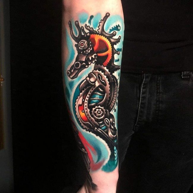 機械的なタツノオトシゴのタトゥー