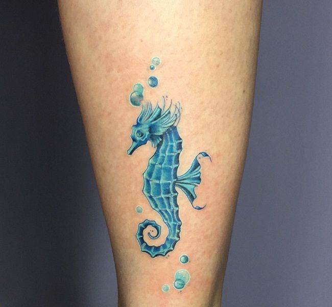青いタツノオトシゴのタトゥー