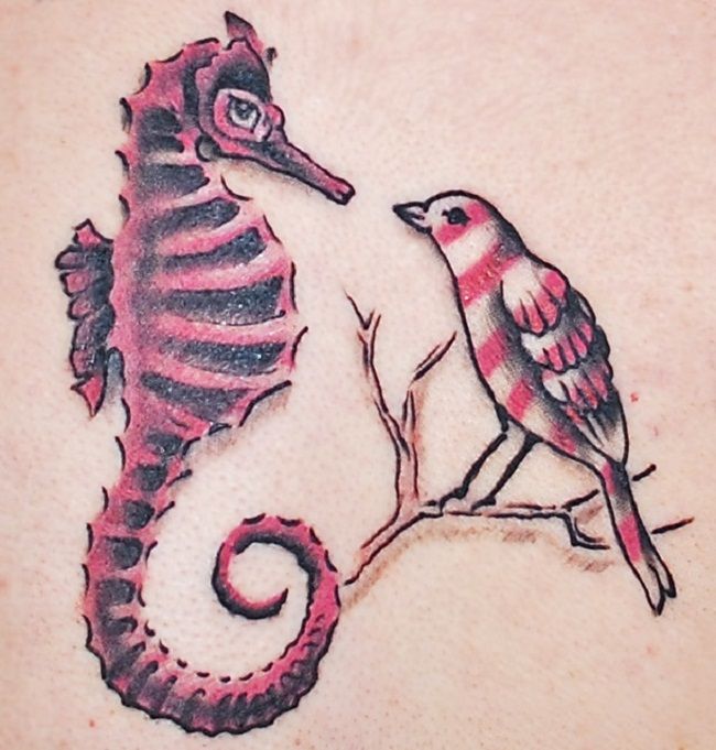 鳥のタトゥーのタツノオトシゴ