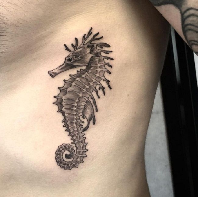 「灰色と黒のタツノオトシゴ」のタトゥー