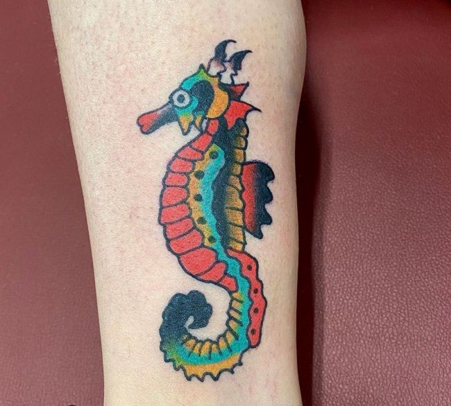 伝統的なスタイルのタツノオトシゴのタトゥー