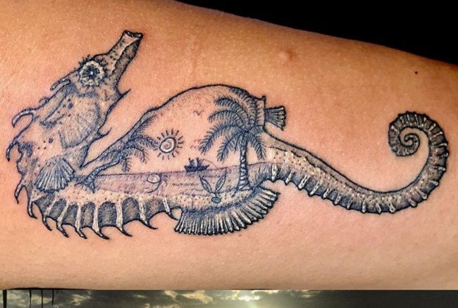 ビーチをテーマにしたタツノオトシゴのタトゥー