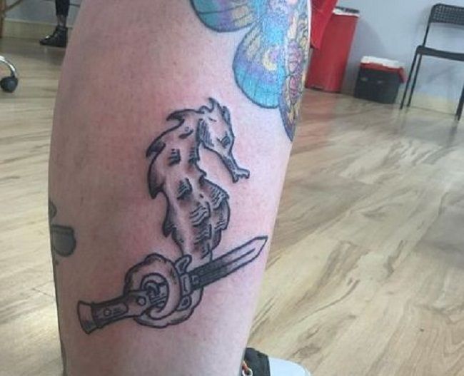 「剣を持ったタツノオトシゴ」のタトゥー