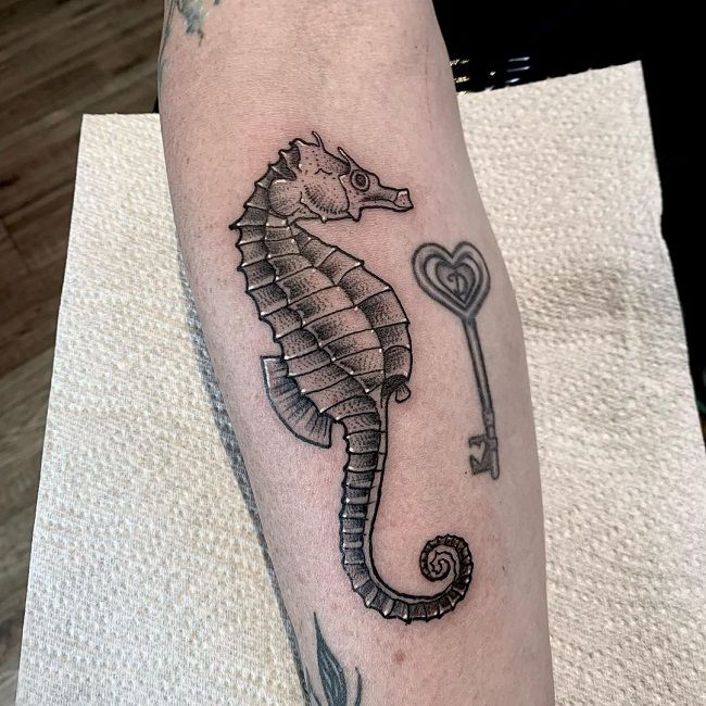「鍵のあるタツノオトシゴ」のタトゥー
