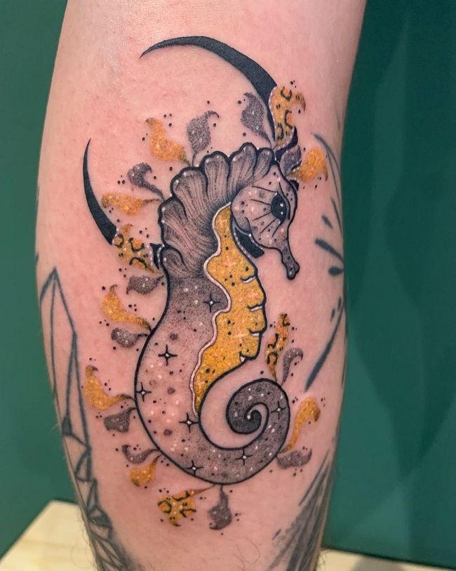 「三日月のタツノオトシゴ」のタトゥー