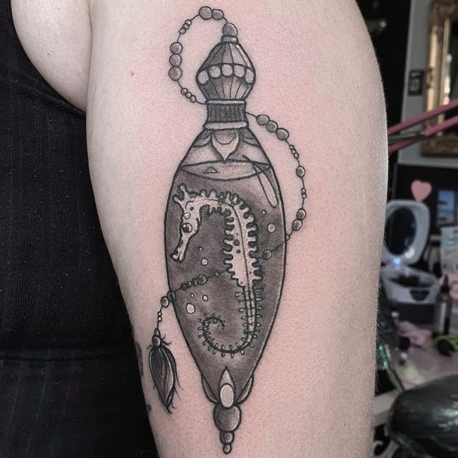 「ポーションボトルの中のタツノオトシゴ」タトゥー