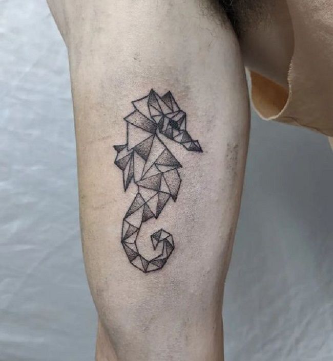 幾何学的な形のタツノオトシゴのタトゥー